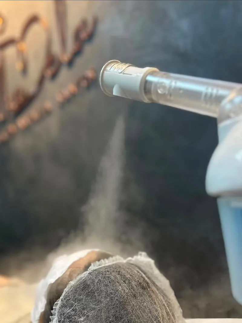 Procedimento de estética facial com vapor de ozônio no studio Olha Dela